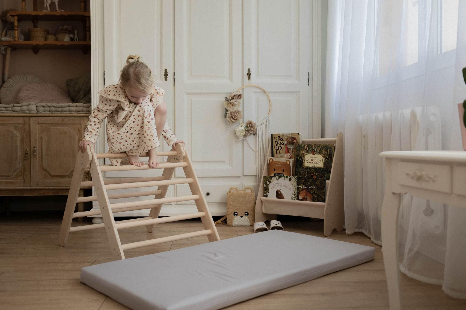 Meuble montessori avec 5 tapis.