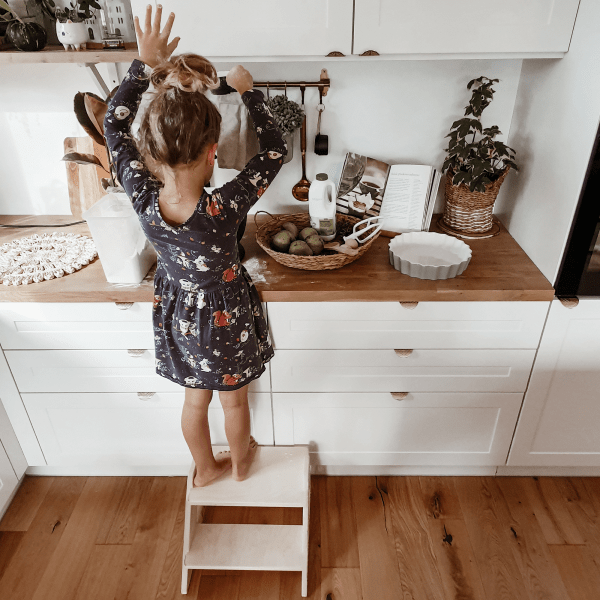 MAMOI® Dziecięcy dwustopniowy stołek stopniowy z naturalnego drewna | Nowoczesny design stołka dla dzieci | Bezpieczny i uniwersalny taboret dla dzieci z dwoma stopniami | 100% EKO | Wyprodukowane w UE